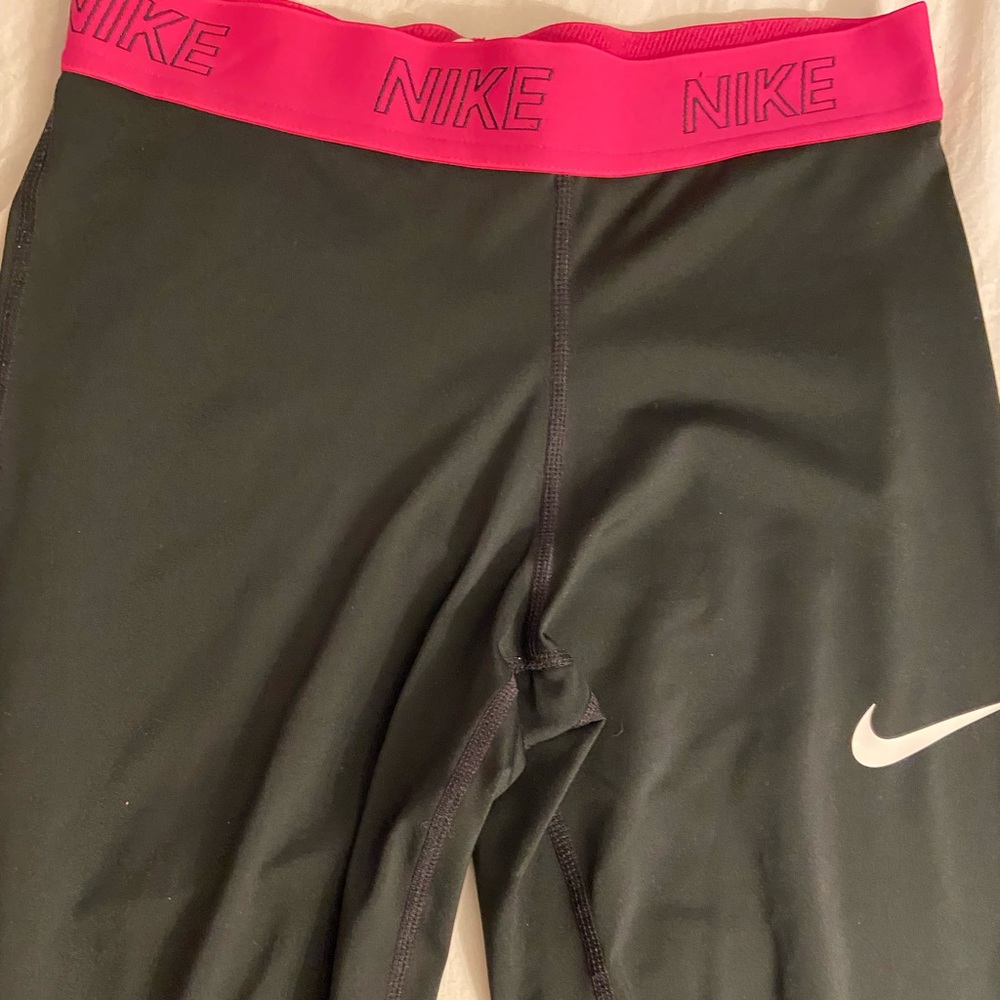Black Nike leggings with a pink band
